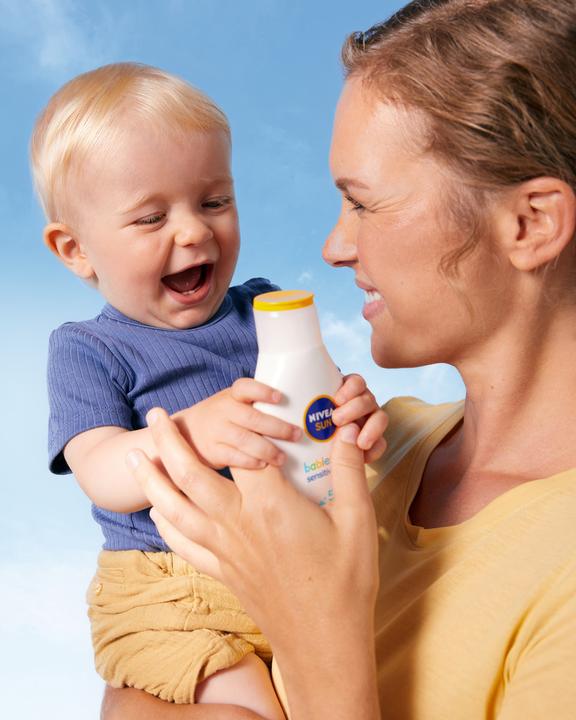 Immagine prodotto NIVEA Lozione Sun Babies & Kids Sensitive Protect (Crema solare, SPF 50, 200 ml, 236 g)