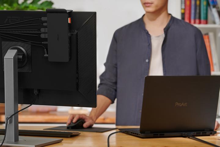 Actual product image ASUS Triple 4K Thunderbolt 4 Dock DC500 (Thunderbolt, 3 Ports)
