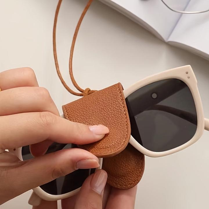 Produktbild Only-Bags.Store PU Leder Brillenetui mit Nackenband - Tragbare magnetische Sonnenbrillenhalterung - Universal Fit