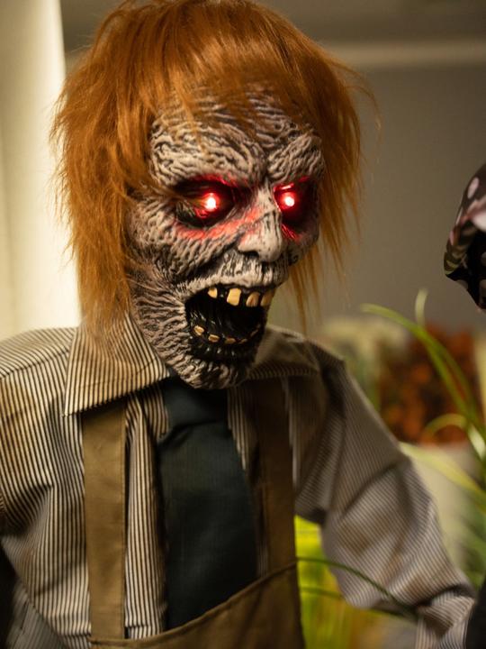Immagine prodotto Europalms Figura di Halloween zombie con motosega, animata, 170 cm
