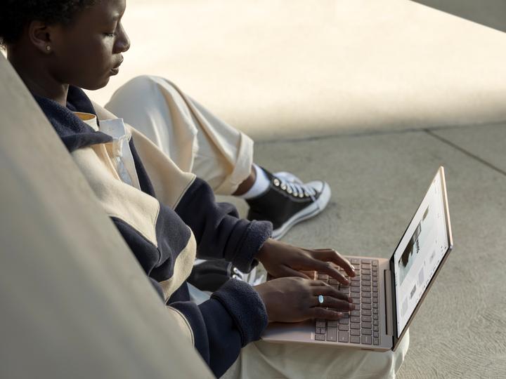 Produktbild Microsoft Surface Laptop Go (12.40", Intel Core i5-1035G1, 8 GB, 128 GB, CH)