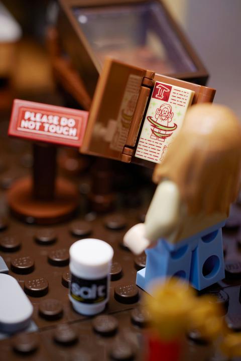 Actual product image LEGO Disney Hocus Pocus: The Sanderson Sisters' Cottage (21341, LEGO Ideas, LEGO Rare Sets)