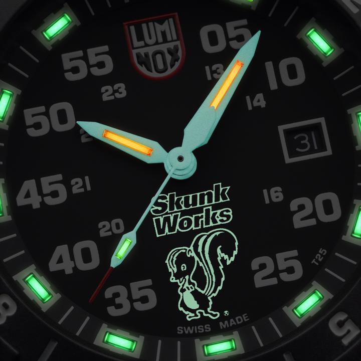 Image du produit Luminox F117 x SKUNK WORKS HERITAGE 6440H SERIES (Montre pilote, 44 mm)