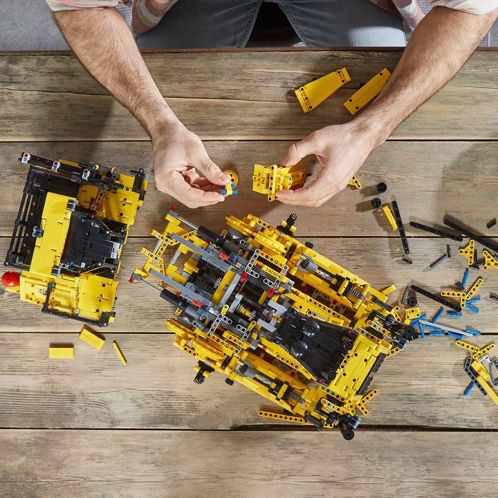 Actual product image LEGO Cat D11 Bulldozer (42131, LEGO Technic)