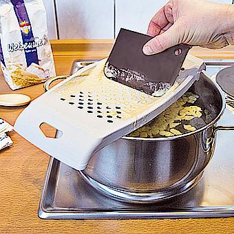 Image du produit Fackelmann Râpe à spätzli avec raclette à pâte