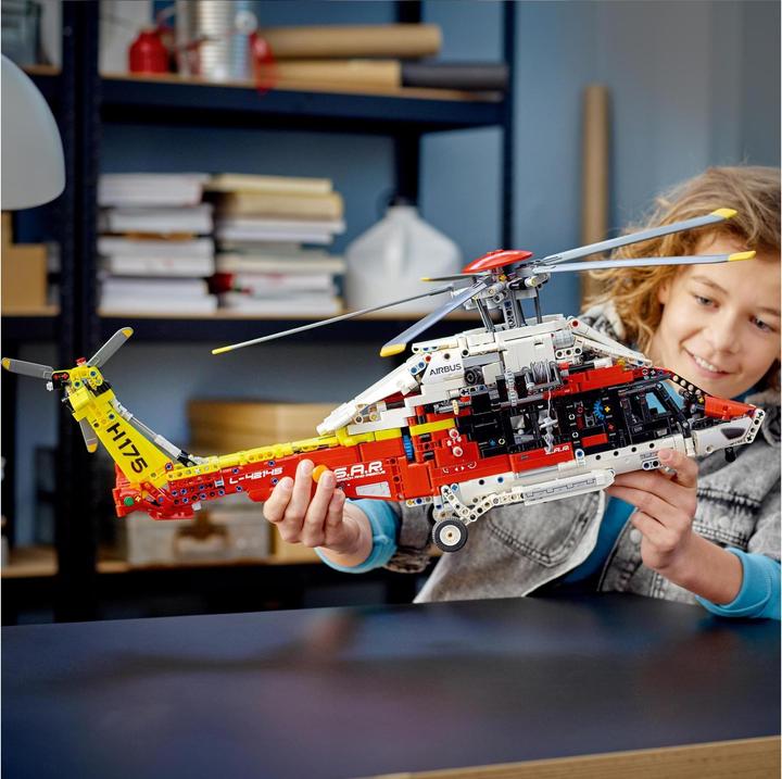 Actual product image LEGO Airbus H175 rescue helicopter (42145, LEGO Technic)