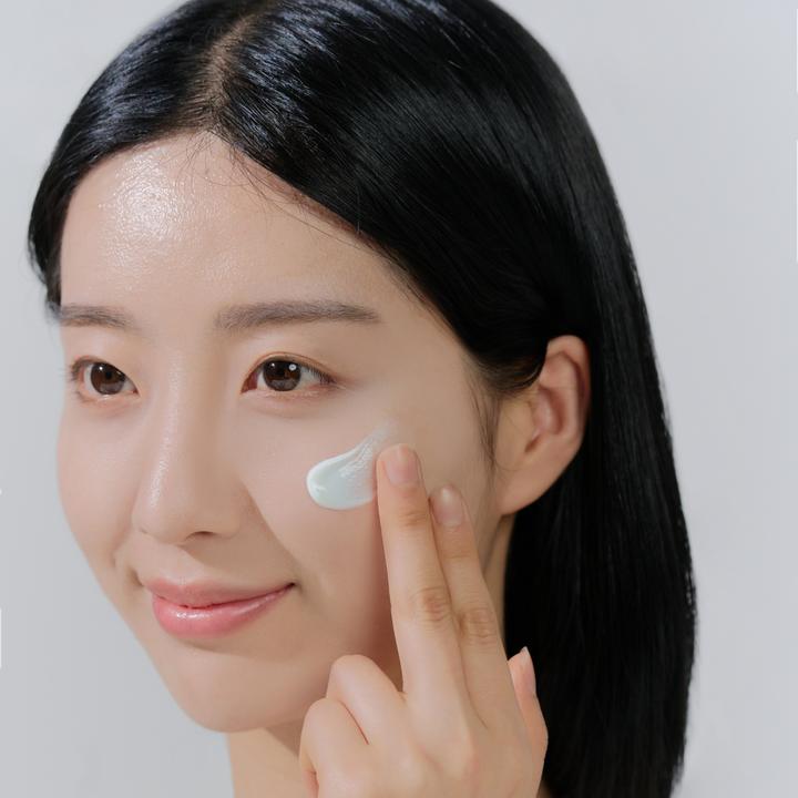 Actual product image Skin1004 Madagascar Centella Hyalu-Cica Water-Fit Sun Serum (Sun cream face, SPF 50+, 50 ml, 50 g)