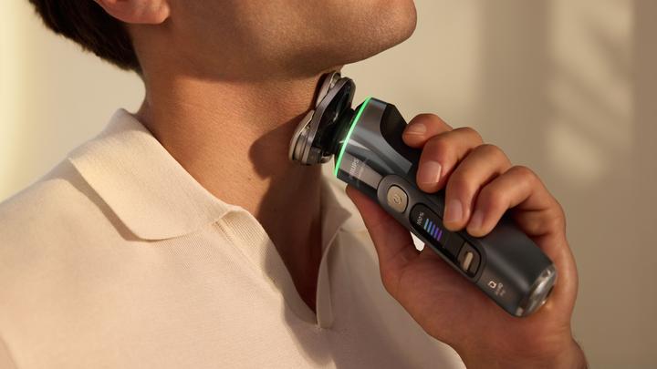 Actual product image Philips i9000 Prestige Ultra XP9402/11 Wet and Dry Electric Shaver with SkinIQ Pro