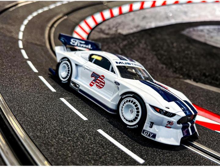 Image du produit Carrera 20027752 - Evolution Ford Mustang GTY "No.76" avec lumière