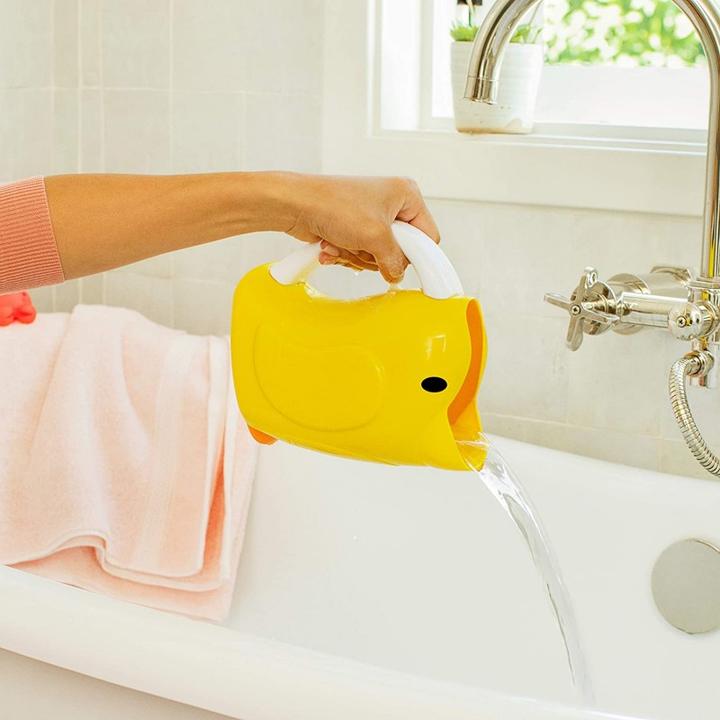 Actual product image Munchkin Shampoo rinse aid with soft edge
