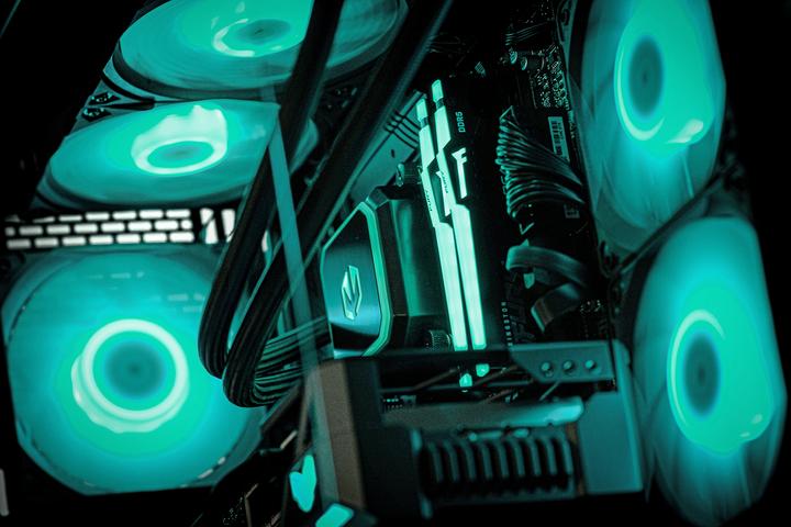 Produktbild Actina 5901443406235 PC AMD Ryzen™ 7 9800X3D 32 GB DDR5-SDRAM 1 TB SSD NVIDIA GeForce RTX 4070 Ti Su (AMD Ryzen 7 9800X3D, 32 GB, 1000 GB, GeForce RTX 4070 Ti Super)