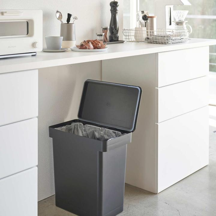 Image du produit Yamazaki Luftdichter Mülleimer mit Rollen TOWER (2250 l)
