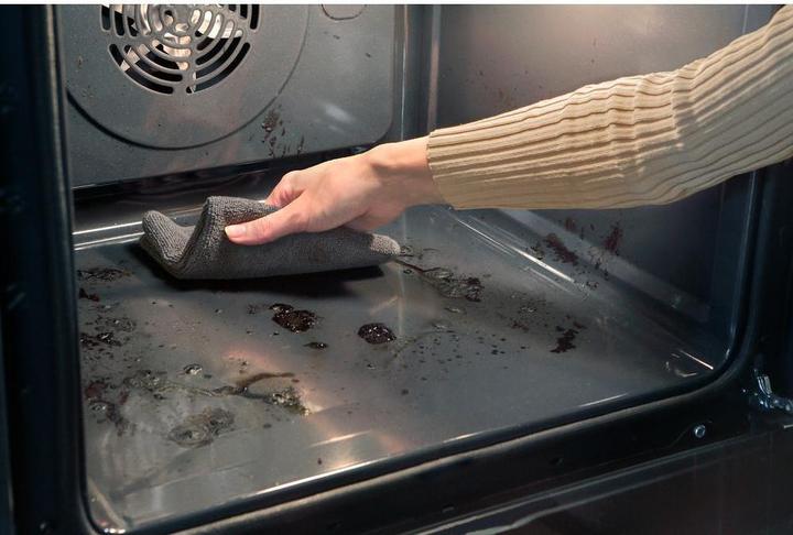 Actual product image Whirlpool W7 OM4 4S1 P BL 73 L A+ Black