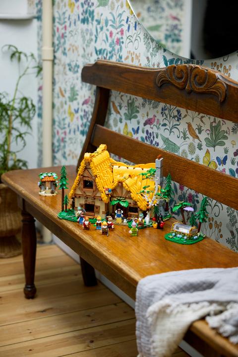 Actual product image LEGO The hut of Snow White and the Seven Dwarfs (43242, LEGO Disney)