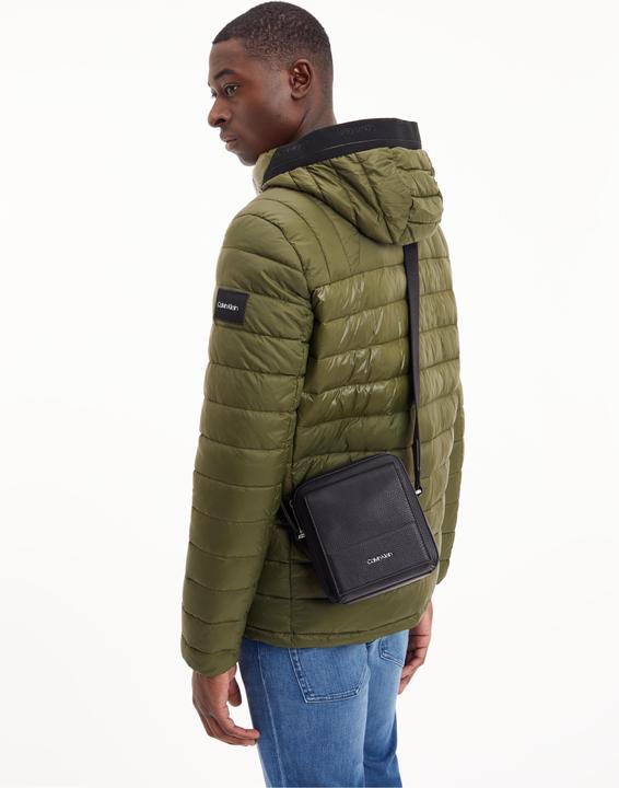 Immagine prodotto Calvin Klein Borsa da uomo Minimalism Cube Reporter, Ck Black, Taglia unica (51% POLIESTERE RICICLATO, 49% POLIURETANO)
