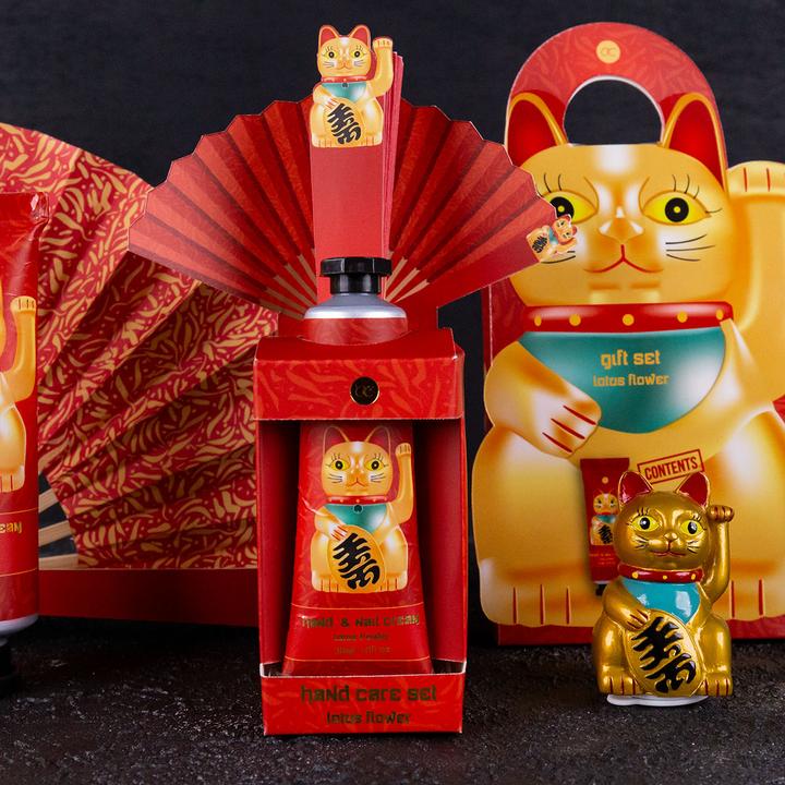 Produktbild Accentra Handpflegeset WINKEKATZE / MANEKI NEKO in Geschenkbox, inkl. 30ml Hand- & Nagelcreme, Nagelfeile mit