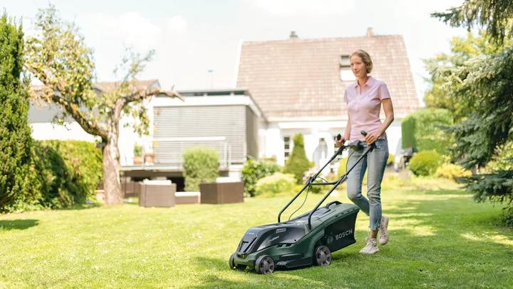 Produktbild Bosch Home & Garden Rasenmäher UniversalRotak 450, 1300 W, Schnitthö. 25-70mm, Schnittbreite 35cm (Netzbetrieb)
