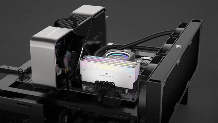Image du produit Corsair Dominator Titanium RGB (2 x 48 Go, 6400 MHz, RAM DDR5, DIMM)