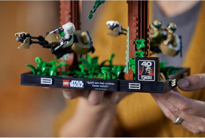 Actual product image LEGO Chase on Endor - Diorama (75353, LEGO Star Wars)