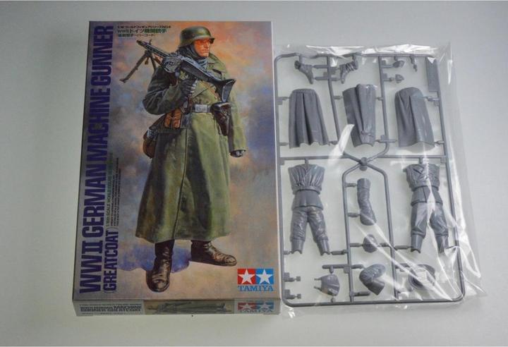 Produktbild Tamiya 1:16 WWII Figur Dt.Soldat m.Mantel u.MG