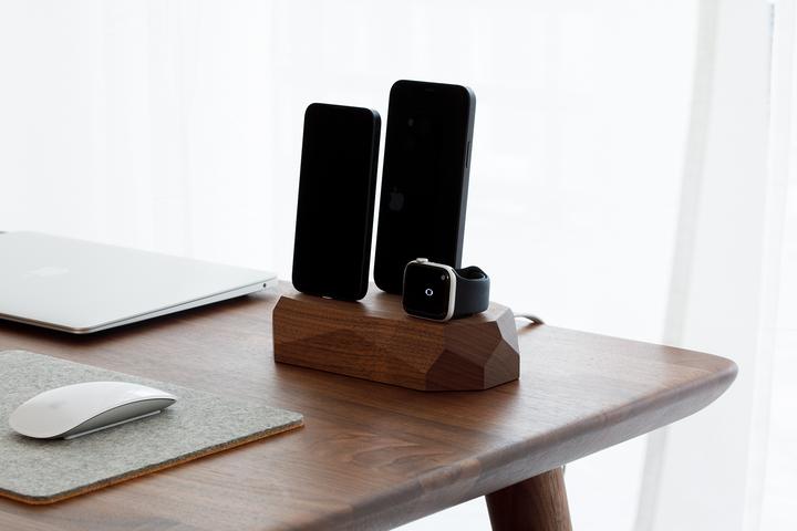 Image du produit Oakywood Triple Dock pour iPhone - Walnoot - Oplader Telefoon - Aripods - Apple Watch