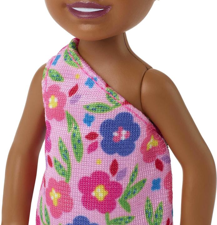 Immagine prodotto Mattel Bambola Chelsea (bruna) con abito a stampa floreale, giocattoli per bambini dai 3 anni in su