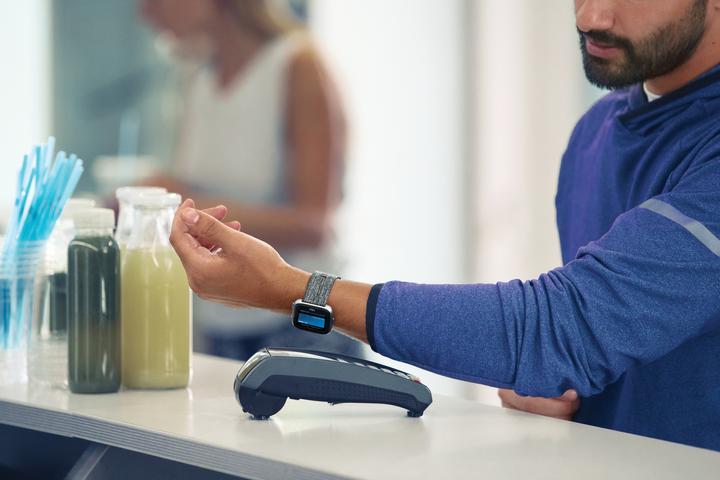 Actual product image Fitbit Versa Special Edition (34 mm)