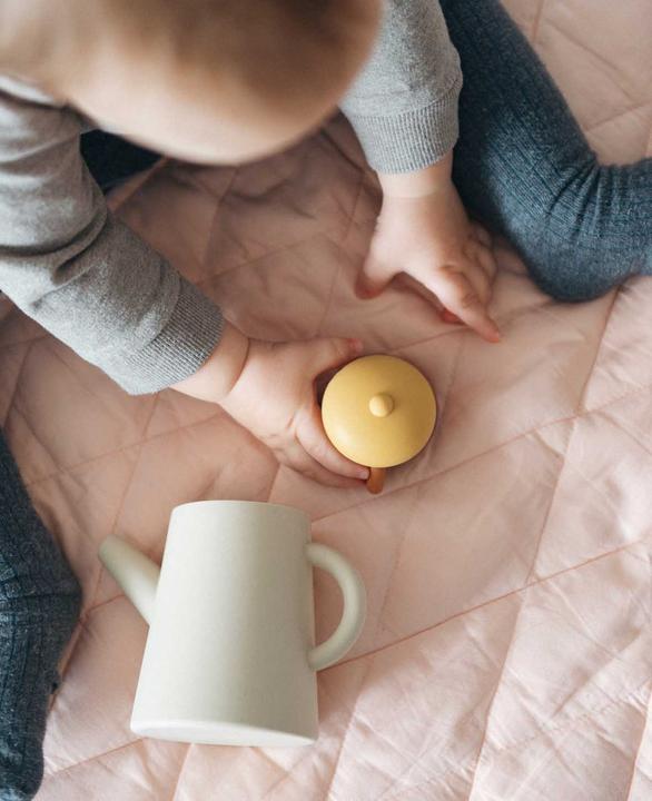 Immagine prodotto Esmée Set da tè per bambini in silicone color terra di Siena/beige, con tazze, bollitore e zuccheriera