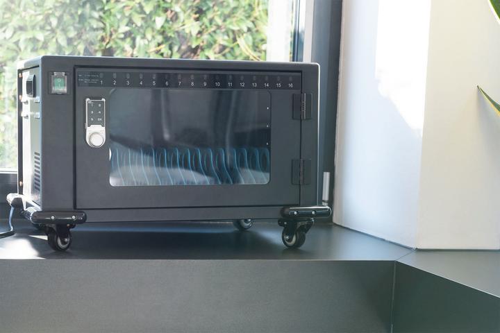 Produktbild Digitus Mobiler Ladeschrank, 14", USB-C, elektr. PIN Schl. 16 Ladestationen, Lüfter, 384 x 550 x 375 mm