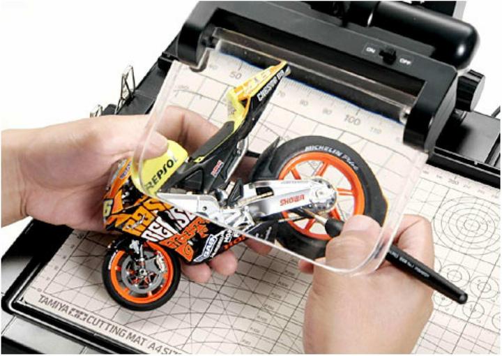 Produktbild Tamiya Workstation mit Licht und Lupe