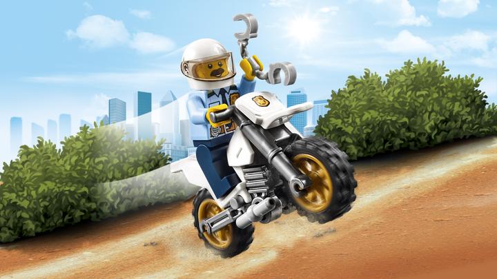 Actual product image LEGO Tow truck on the road (60137, LEGO City)