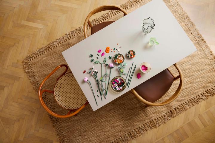 Actual product image LEGO Schöner Rosafarbener Blumenstrauss (10342, LEGO Icons, LEGO Botanical)
