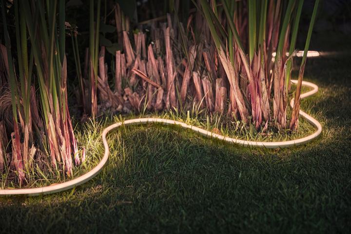 Actual product image Philips Outdoor Lightstrip Bundle (RGBW, 487 cm, Outdoor)