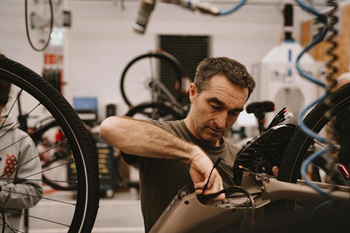 Image du produit Rockrider E-Bike Vélo de randonnée 28 pouces E-ACTV 900 boîte automatique accès bas - gris