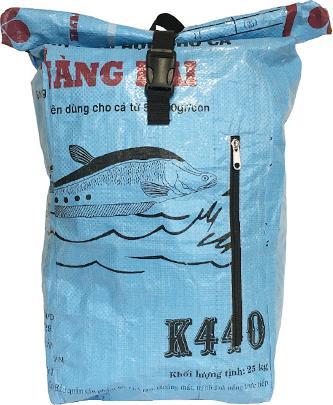 Immagine prodotto Bekos Upcycling - Zaino da corriere realizzato con sacchetti di cibo per pesci riciclati, azzurro (40 l)