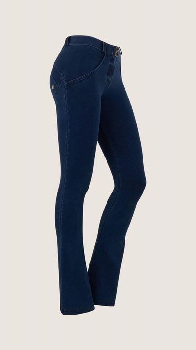 Dark jeans-seams on tone