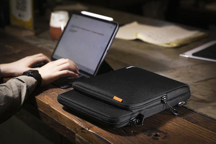 Actual product image tomtoc H13 (9.7-11") Tablet Sleeve (iPad Air 2014 (2. Gen), iPad Pro 10.5 2017 (1. Gen), iPad Pro 11 2018 (1. Gen), iPad Air 2019 (3. Gen), iPad Pro 11 2020 (2. Gen), iPad Air 2020 (4. Gen), iPad Pro 10.5 2019 (2nd Gen), iPad Air 2022 (5th Gen))
