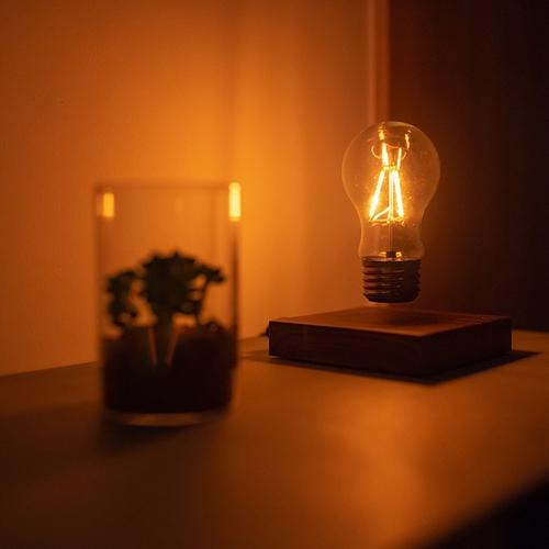 Produktbild Geschenkidee Schwebende LED Glühbirne mit Holzsockel