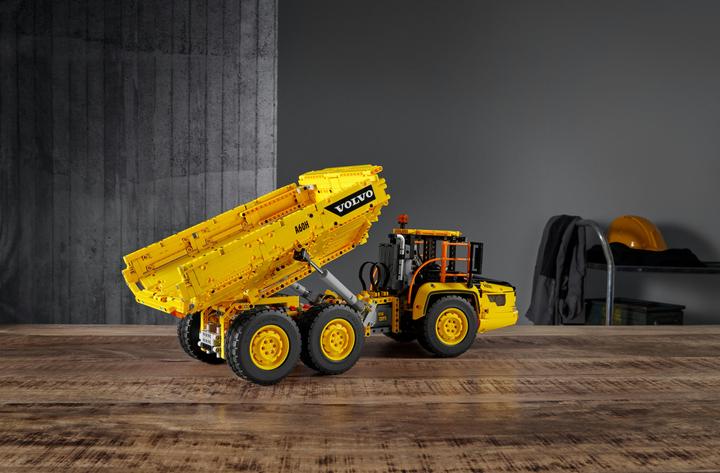 Actual product image LEGO Volvo articulated dumper (6x6) (42114, LEGO Technic)