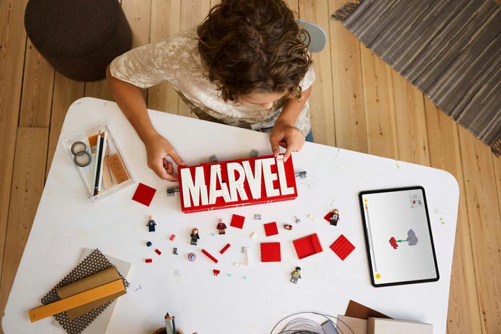 Produktbild LEGO Logo & Minifiguren (76313, LEGO Marvel)