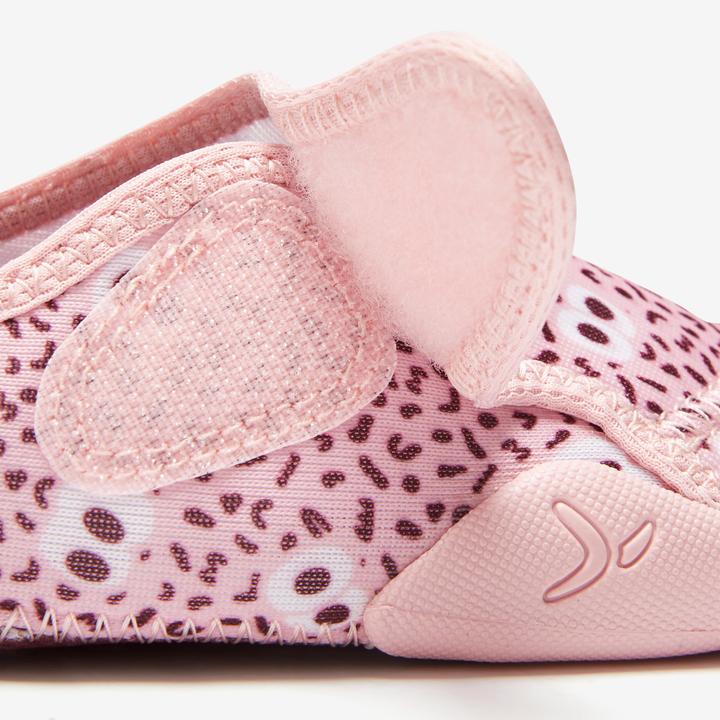 Actual product image Decathlon Turnschuhe Babylight atmungsaktiv Babyturnen - blau mit Muster (28)