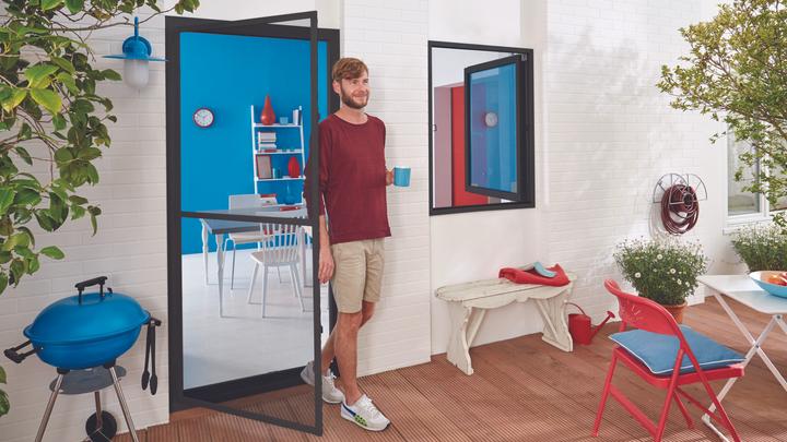 Produktbild tesa Insektenschutz Alu COMFORT für Türen, Insektengitter (100 x 220 cm)