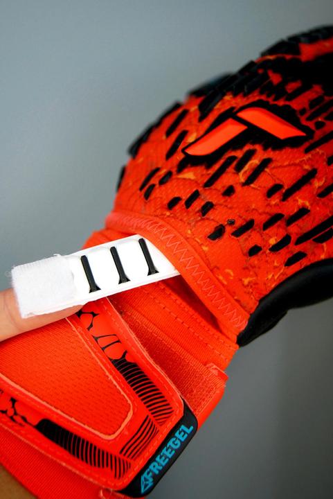Actual product image Reusch Attrakt Freegel Gold Finger Support Goalkeeper Glove (8)