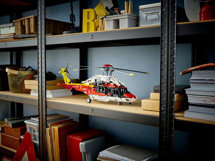 Actual product image LEGO Airbus H175 rescue helicopter (42145, LEGO Technic)