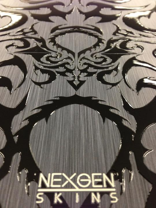 Immagine prodotto Nexgen Skins Un set di skin per la custodia per iPhone 4 con effetto 3D (Apple iPhone 4s, Apple iPhone 4)