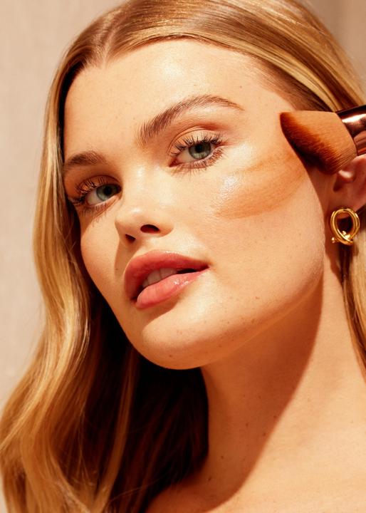 Produktbild St. Tropez - Sunlit Skin Tint + Tan Serum (Selbstbräunungsserum, 30 ml)