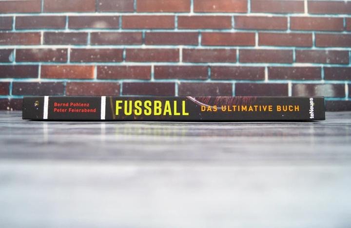 Produktbild Fussball - Das ultimative Buch (Deutsch, Peter Feierabend, Bernd Pohlenz, 2024)