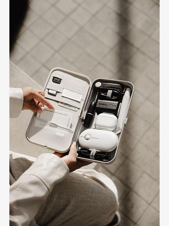 Actual product image Orbitkey Borne de charge sans fil & organisateur NEST gris clair (10 W)