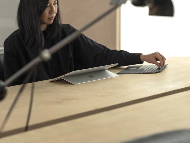 Produktbild Microsoft Surface Pro X (13", Microsoft SQ1, 8 GB, 128 GB)