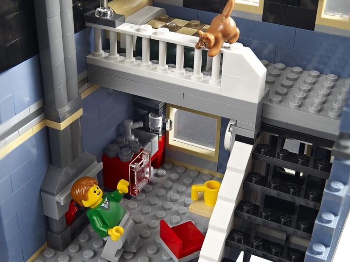 Actual product image LEGO Creator EXPERT Pet Shop (10218, LEGO Creator Expert)